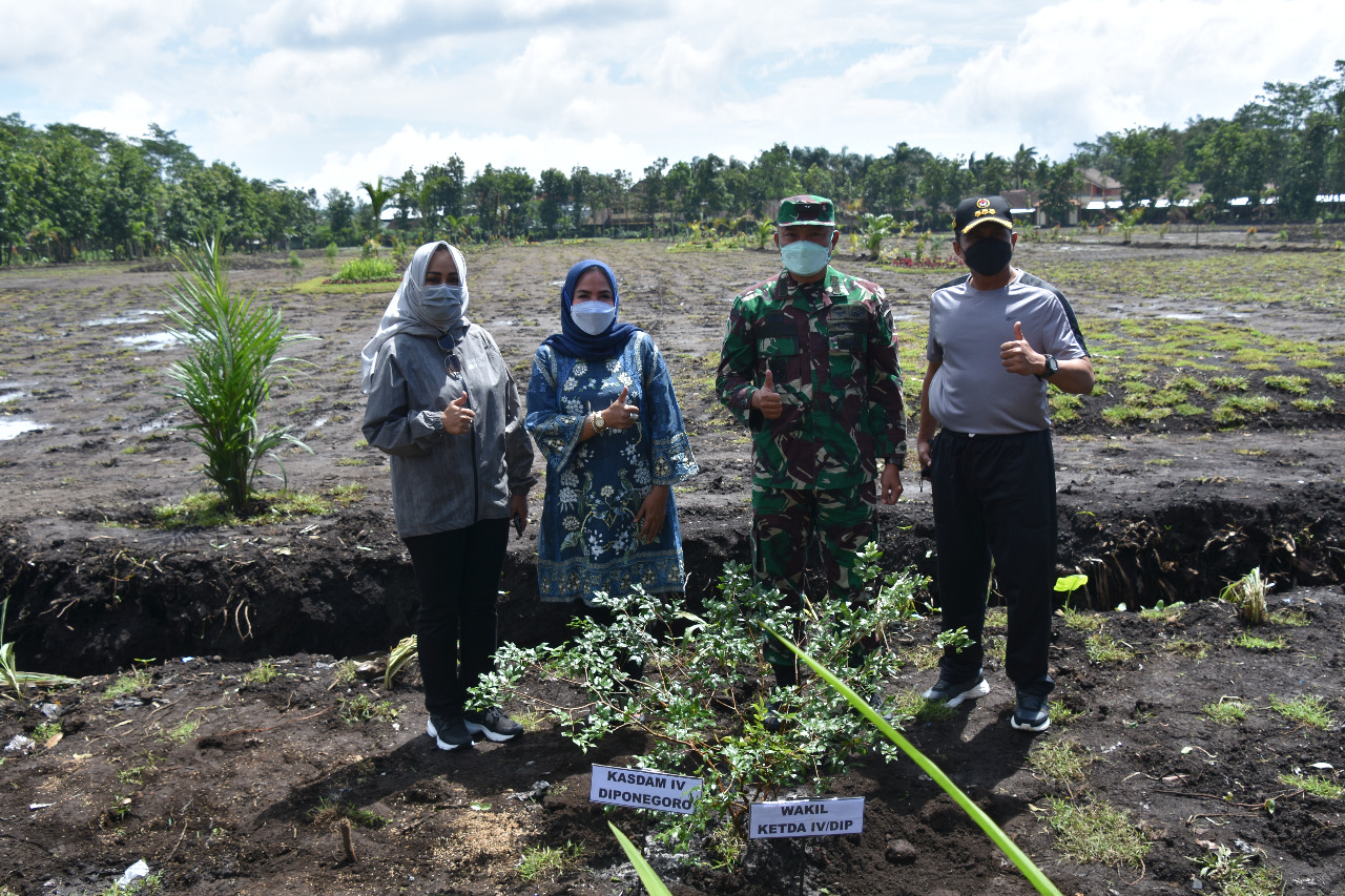 Kasdam IV/Diponegoro Brigjen TNI Widi Prasetijono Tanam Pohon Di Panorama Golf Merbabu 